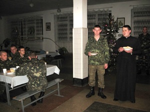 У навечір’я Різдва Христового капелани розділили спільну вечерю разом із військовими.(ФОТО)